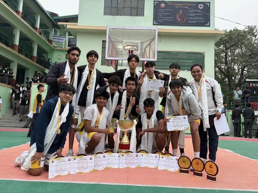 The varsity basketball team with a trophy